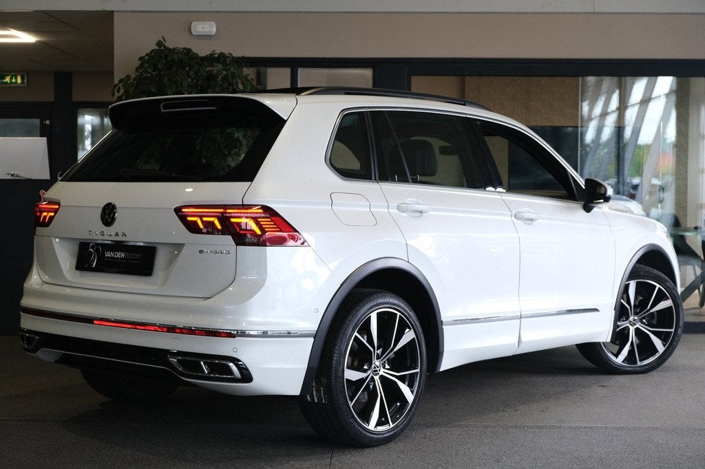 Volkswagen Tiguan 1.4 TSI eHybrid 2x R-Line 245PK Pano Led N, 4 cilinders, Wit, Automatische klimaatregeling, Grijs
