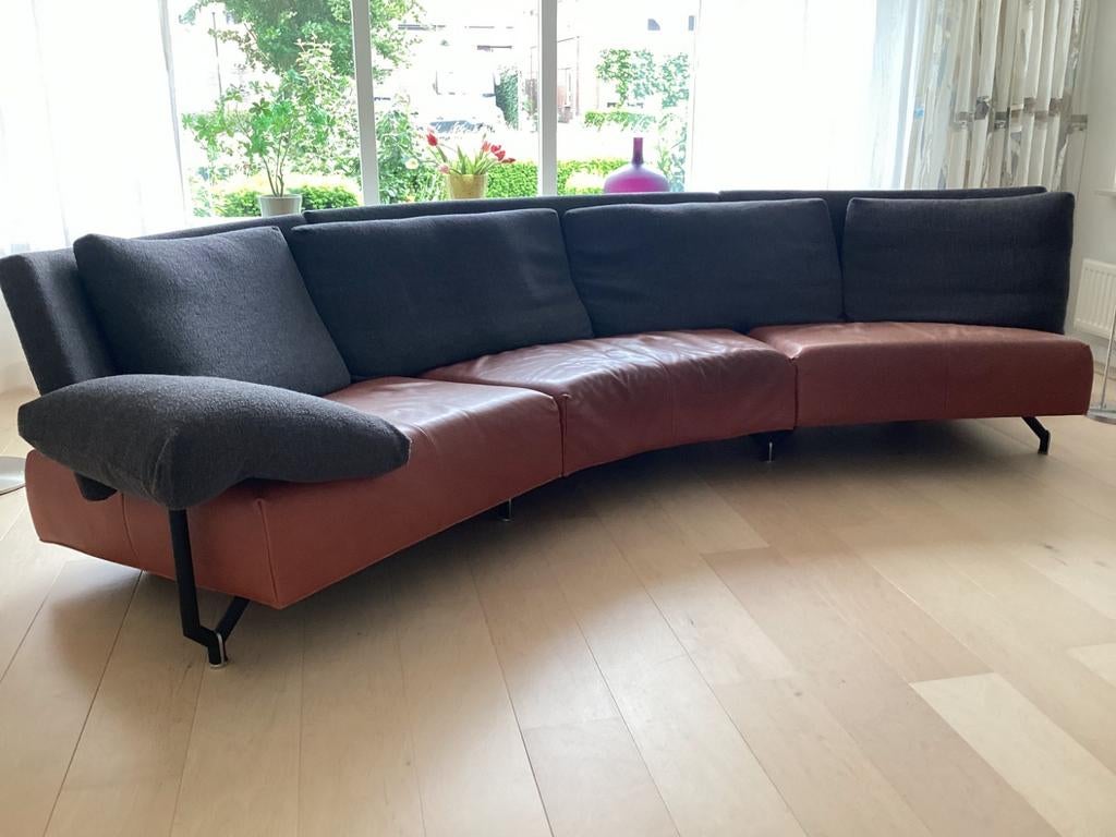 Montis Baku: Elegante Halfronde Leren Bank, 250 tot 300 cm, Zo goed als nieuw, Modern, Verfijnd, Sculpturaal, Overige maten