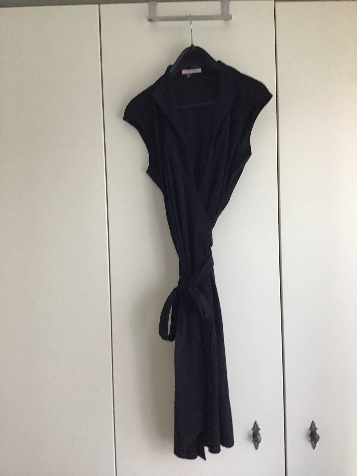 La Dress Zwarte wikkeljurk - Maat L - in nieuwstaat, Zwart, Maat 42/44 (L), Ophalen of Verzenden, Knielengte