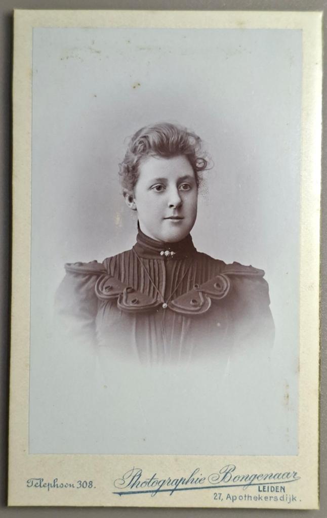 287 cdv jonge vrouw Leiden fotograaf Willem Bongenaar, Ophalen of Verzenden, Voor 1940, Gebruikt, Overige onderwerpen