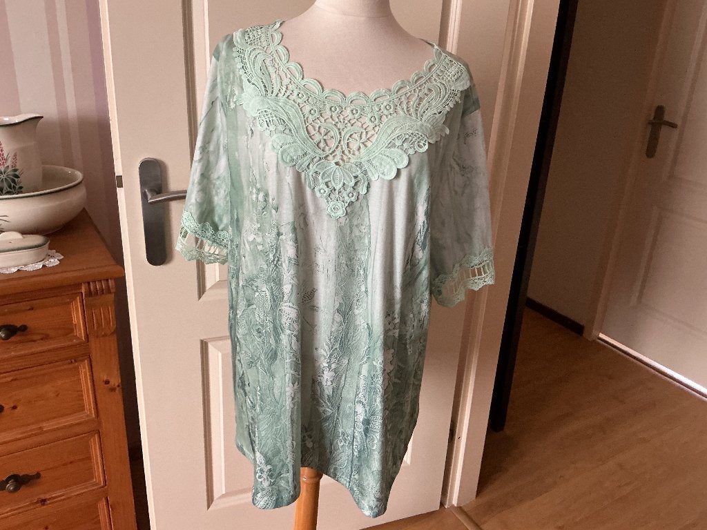 Groene met kant tuniek. Oksel tot oksel is 68 cm, Kleding | Dames, Blouses en Tunieken, Ophalen of Verzenden, Zo goed als nieuw
