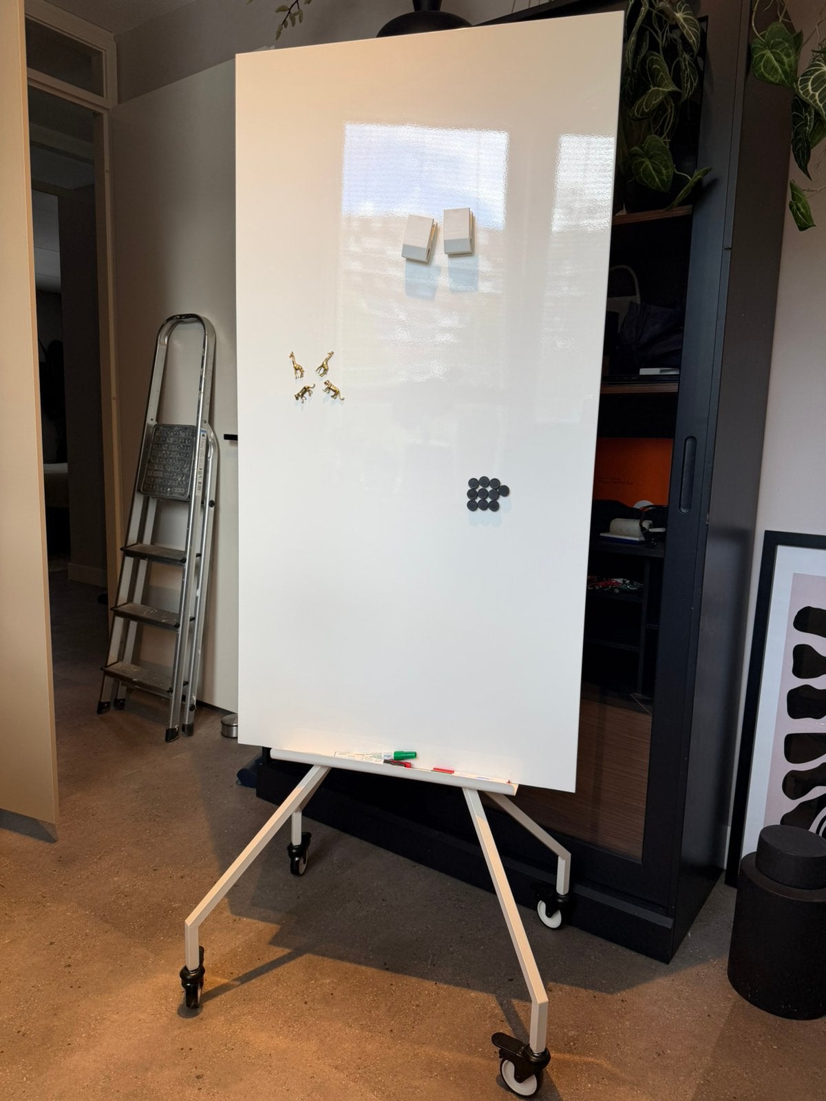 Ikea whiteboard/prikbord op wieltjes, Ophalen, Zo goed als nieuw, Magneetbord