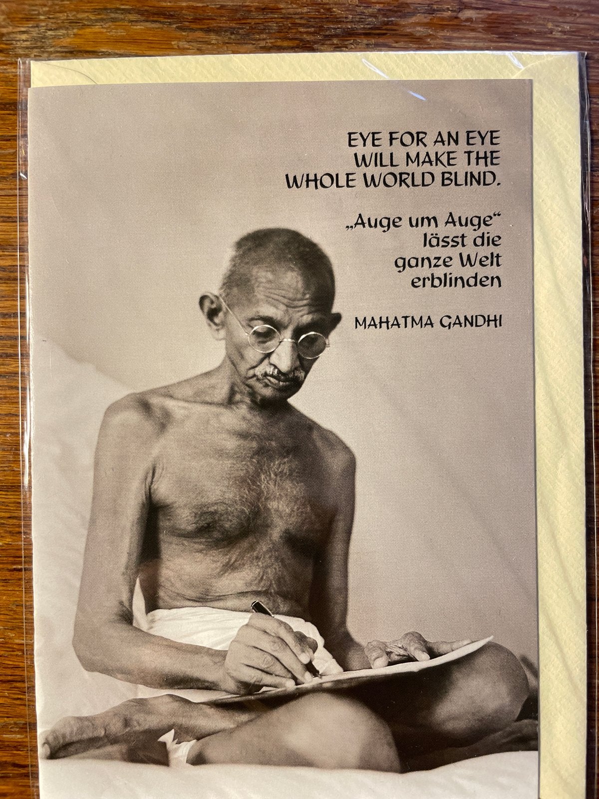 Nieuwe Postkaart Gandhi - "Eye for an eye" quote, Ophalen of Verzenden, 1980 tot heden, Ongelopen, Sterren en Beroemdheden