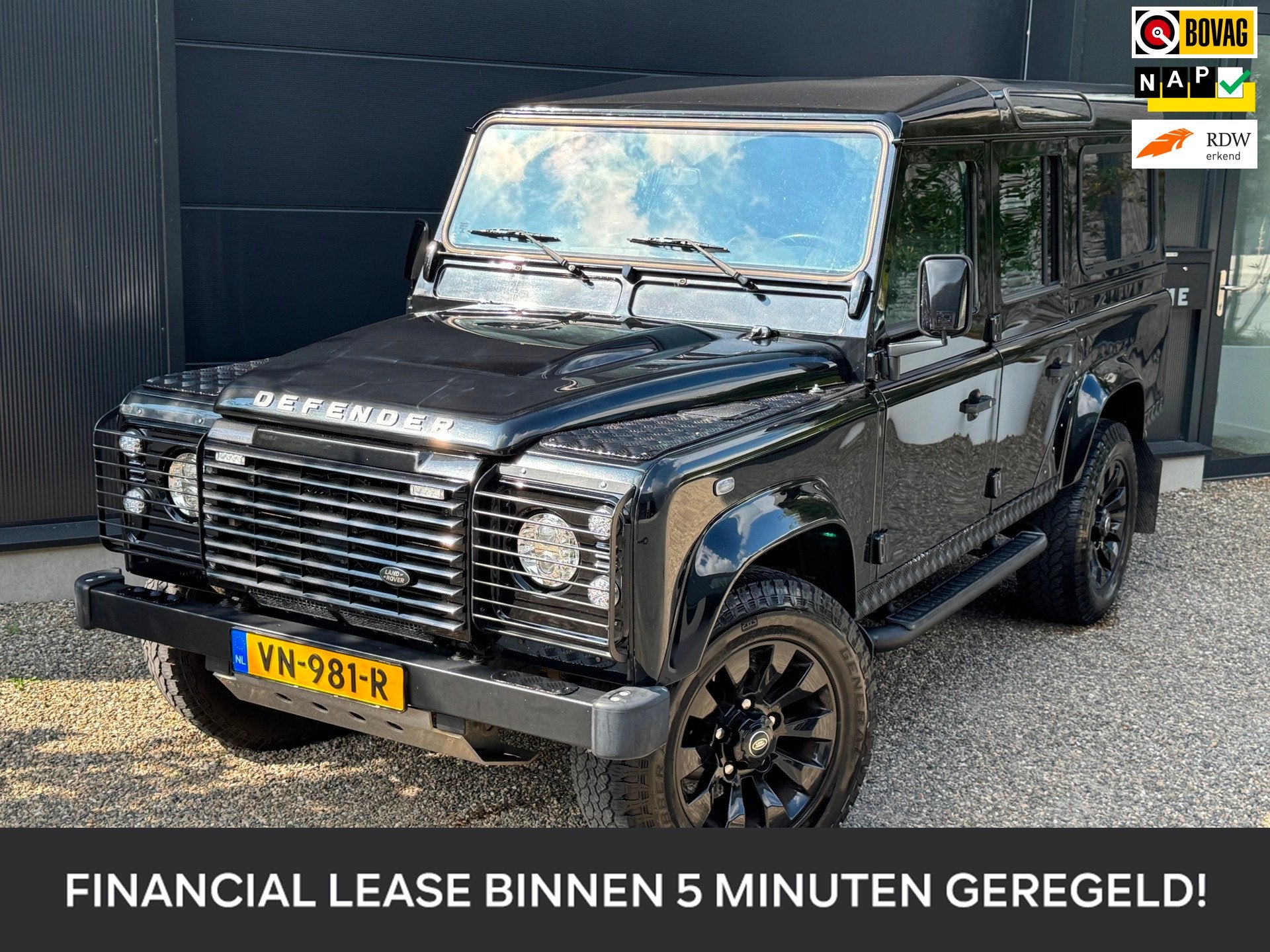 Land Rover Defender 2.2 D HT 110" SE GRIJS KENTEKEN | Leder, Auto's, Land Rover, Euro 5, Stoelverwarming, Gebruikt, Zwart