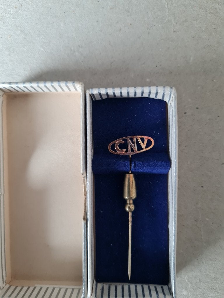 Zilveren CNV speld rond 1975 (nieuw) in doosje, Ophalen of Verzenden, Nieuw, Overige onderwerpen, Speldje of Pin