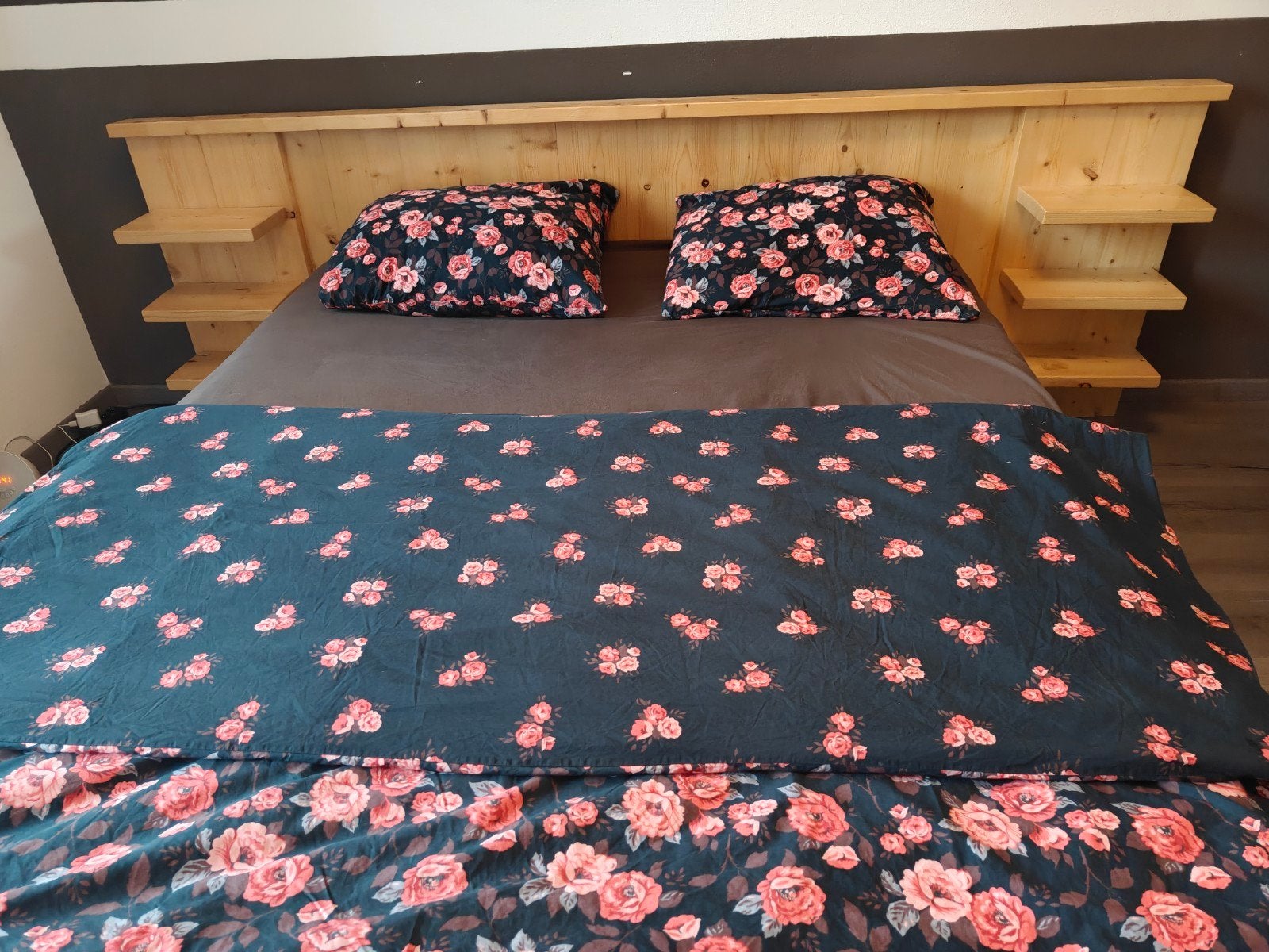 Massief grenen bed met geïntegreerde nachtkastjes, Huis en Inrichting, Ophalen, Gebruikt, Beige, Tweepersoons
