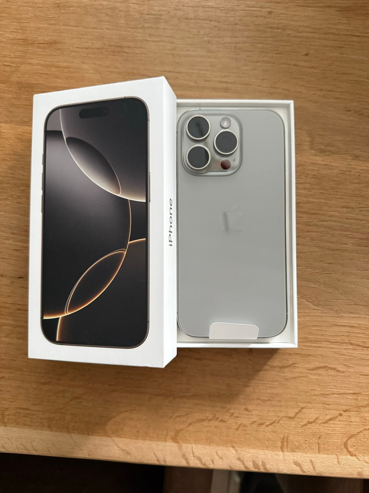 Foto 2 van Nieuwe iPhone 16 Pro 256GB Titanium