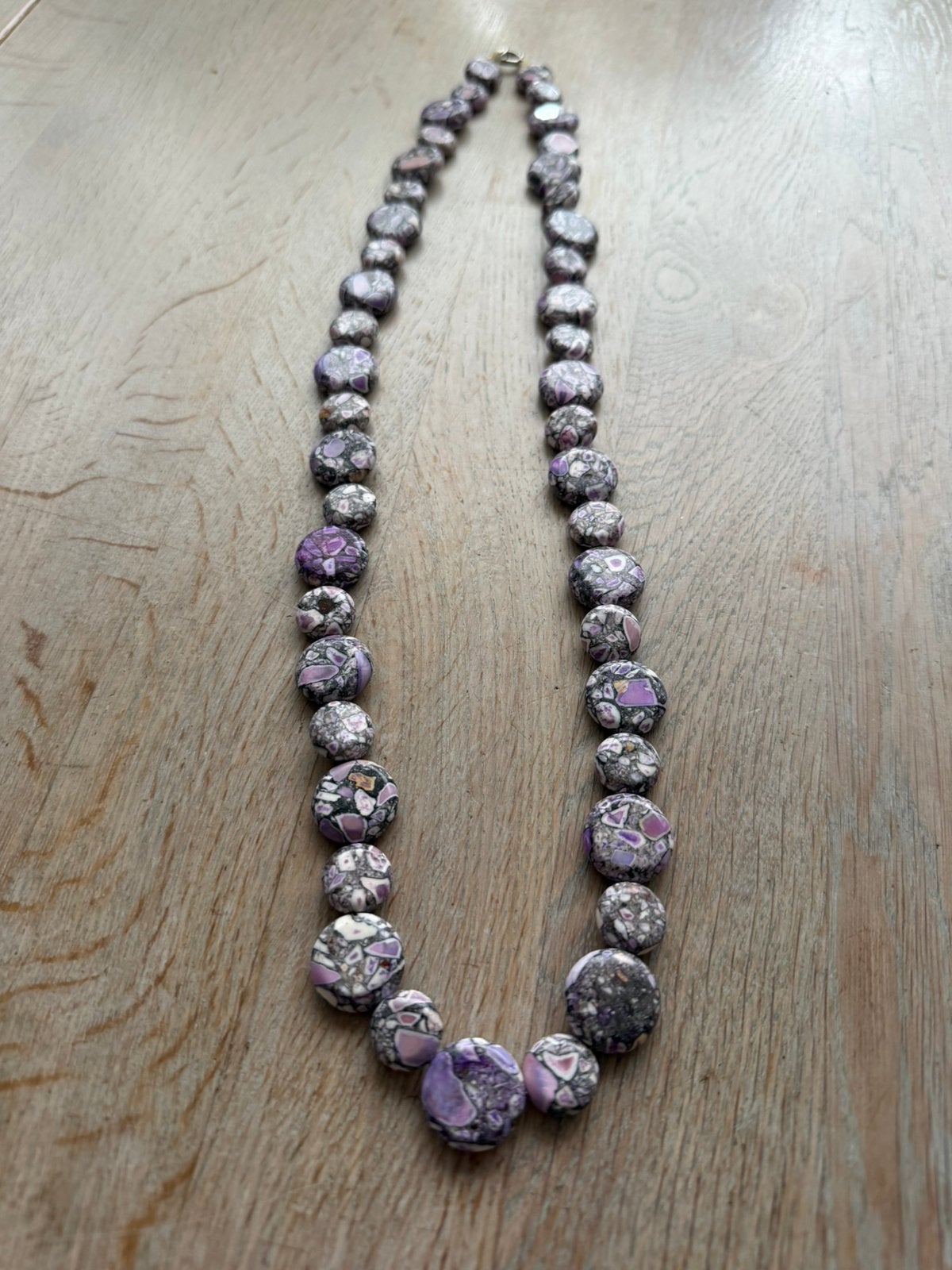 Ketting met howliet kralen, Ophalen of Verzenden, Zo goed als nieuw, Overige materialen