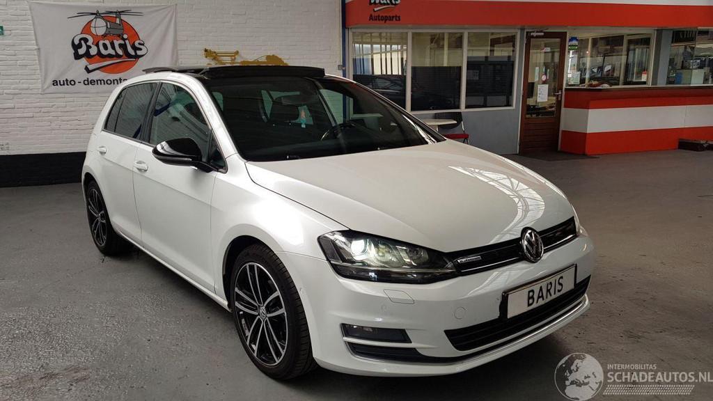 Volkswagen Golf 1.2 TSI BENZ AUT 77 KW 105 PK (bj 2014), Auto diversen, Schadeauto's, Automaat, Volkswagen, Wit, Benzine