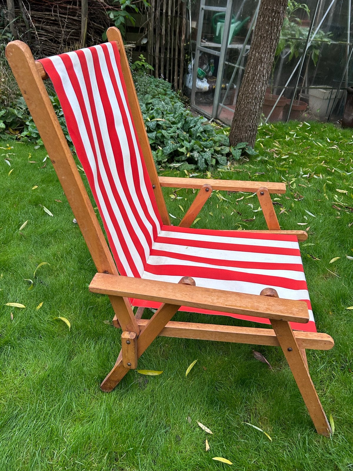 Vintage strandstoel, rood-wit gestreept, jaren '70 stijl, Ophalen, Gebruikt, Hout, Inklapbaar