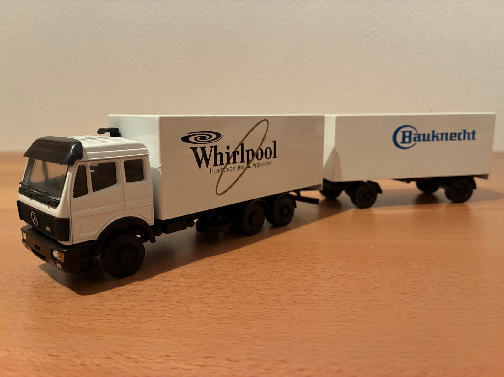 Lion Toys Mercedes-Benz SK + aanhanger Whirlpool / Bauknecht, Ophalen of Verzenden, Zo goed als nieuw, Bus of Vrachtwagen, Lion Toys
