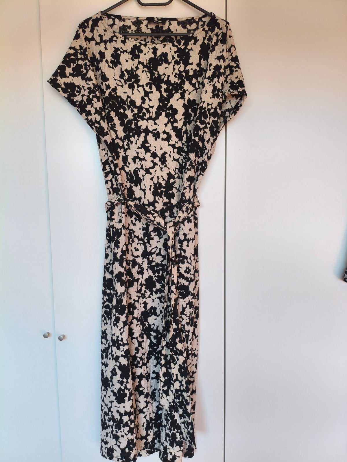 C&A Jurk met print en strikceintuur - Maat L, Kleding | Dames, Zwart, Maat 42/44 (L), Ophalen of Verzenden, Onder de knie