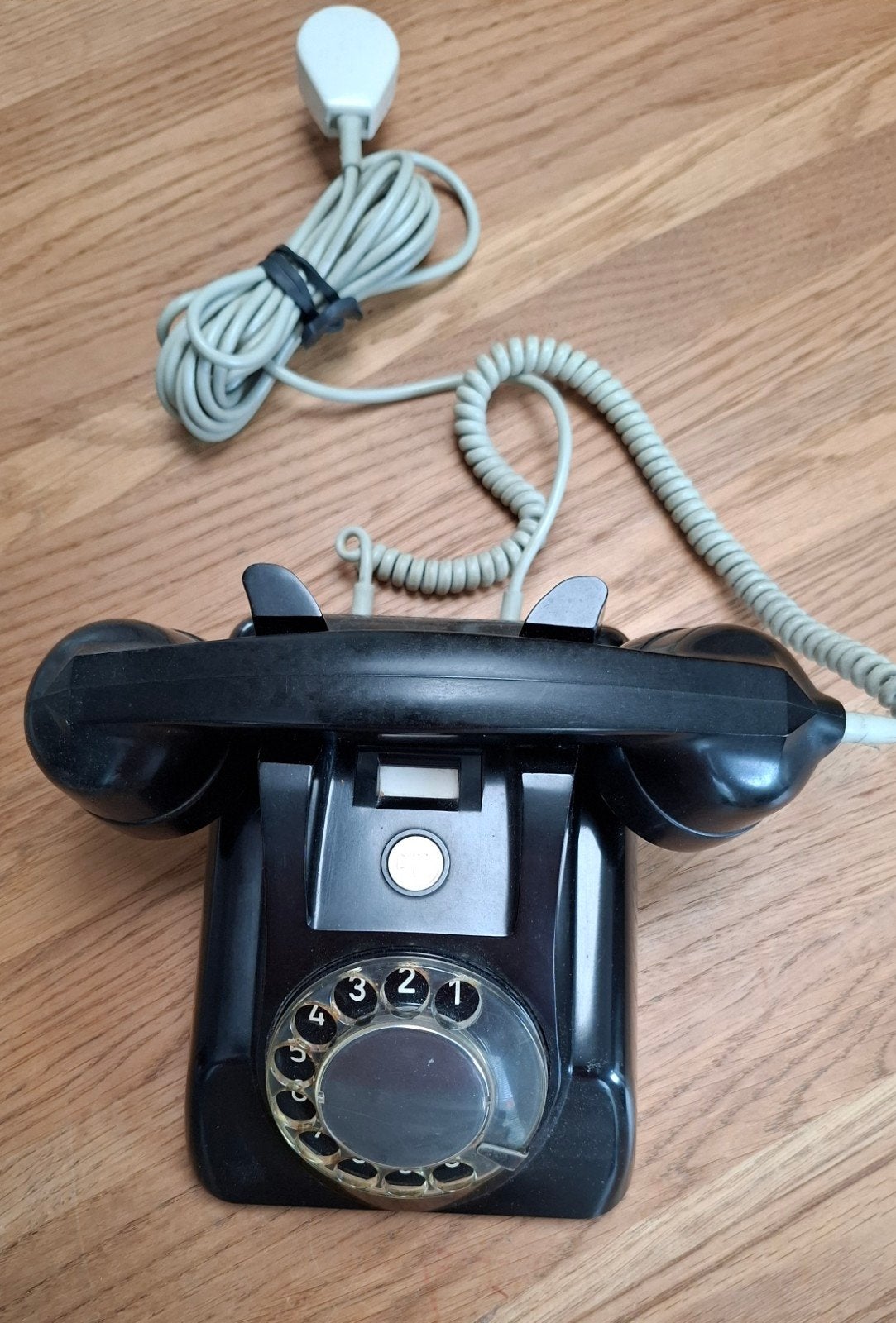 Bakelieten draaischijf telefoon, Ophalen, Met draaischijf