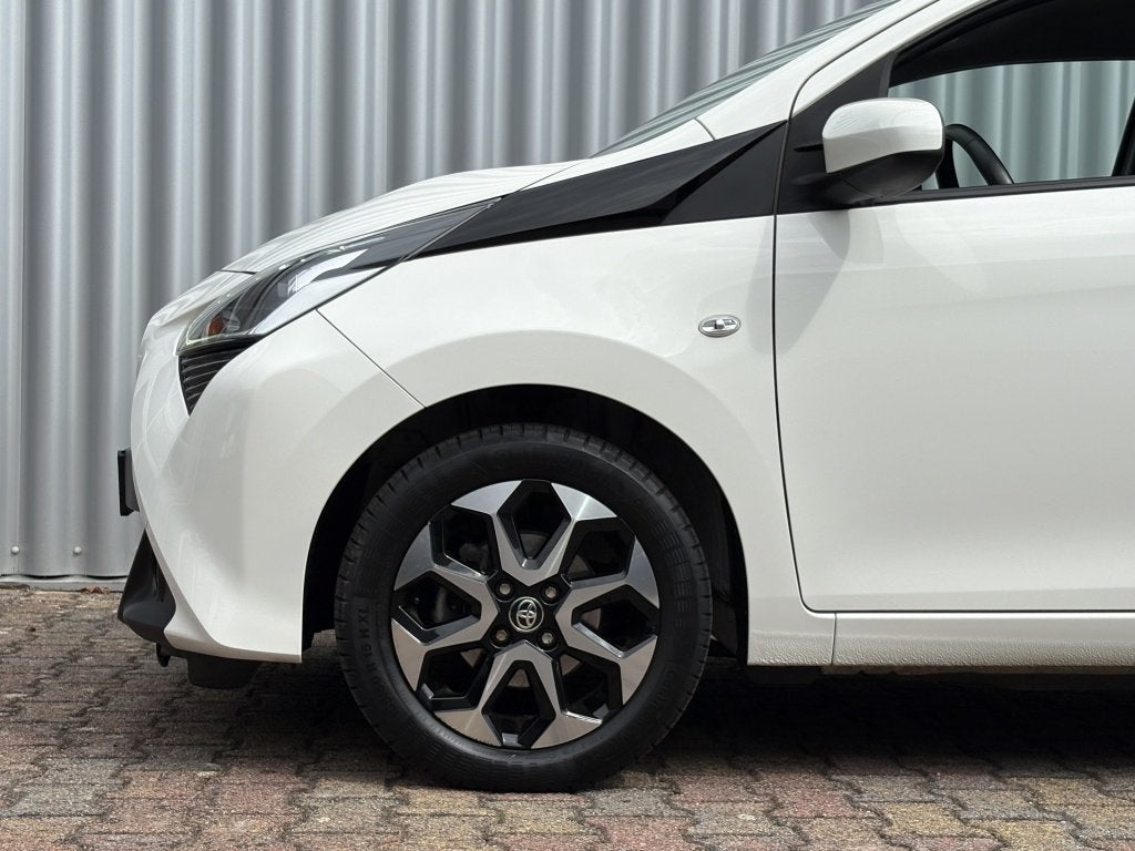 Toyota Aygo 1.0 VVT-i x-joy | Climate Control | Camera, Auto's, Voorwielaandrijving, Gebruikt, 4 stoelen, Wit