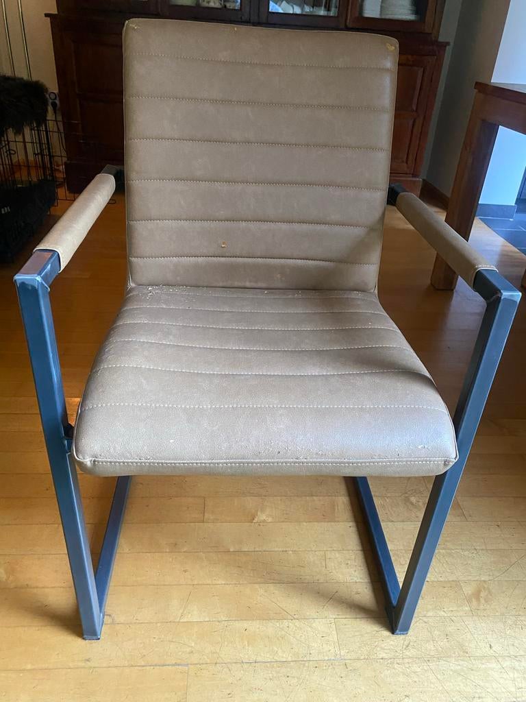 Eetkamerstoel met armleuningen in bruin/beige kunstleer, Huis en Inrichting, Stoelen, Ophalen, Gebruikt, Bruin, Overige materialen