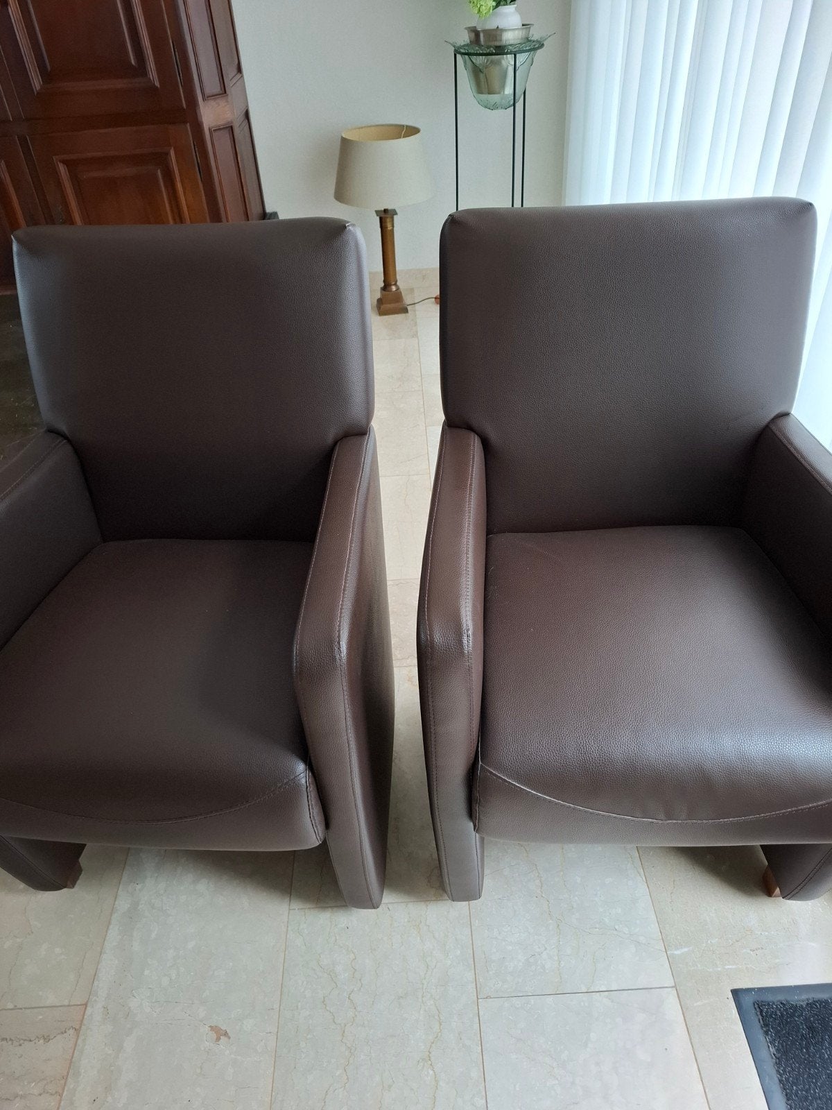 2 fauteuils kleur bruin kunstleer in goede staat strak model, Ophalen, Gebruikt, Strak