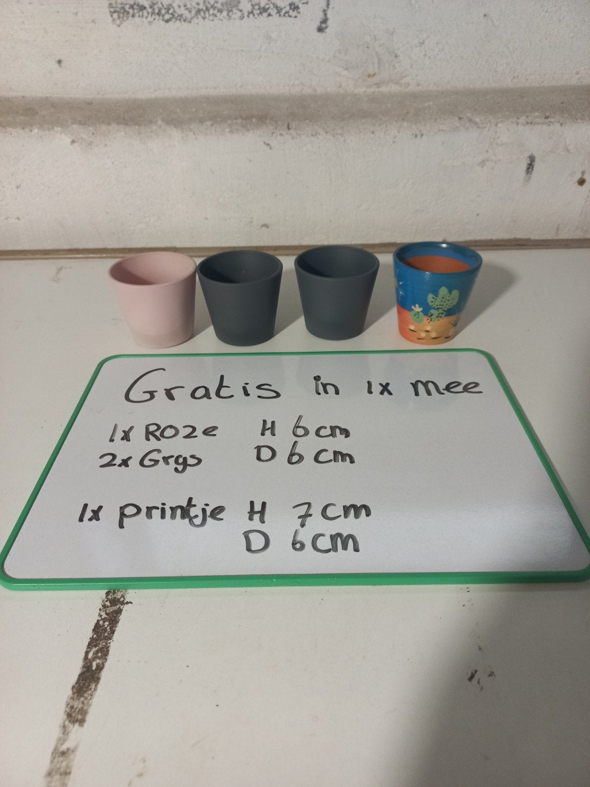 GRATIS 4 kleine bloempotje 1 roze 2 grijs 1 print AFHALEN, Tuin en Terras, Ophalen, Rond, Aardewerk, Minder dan 40 cm