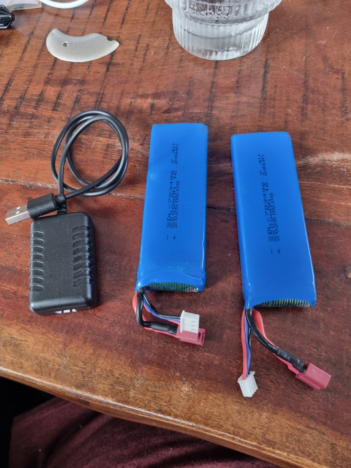 2x 7.4V 2200mAh LiPo Batterijen met USB Oplader, Ophalen of Verzenden, Gebruikt