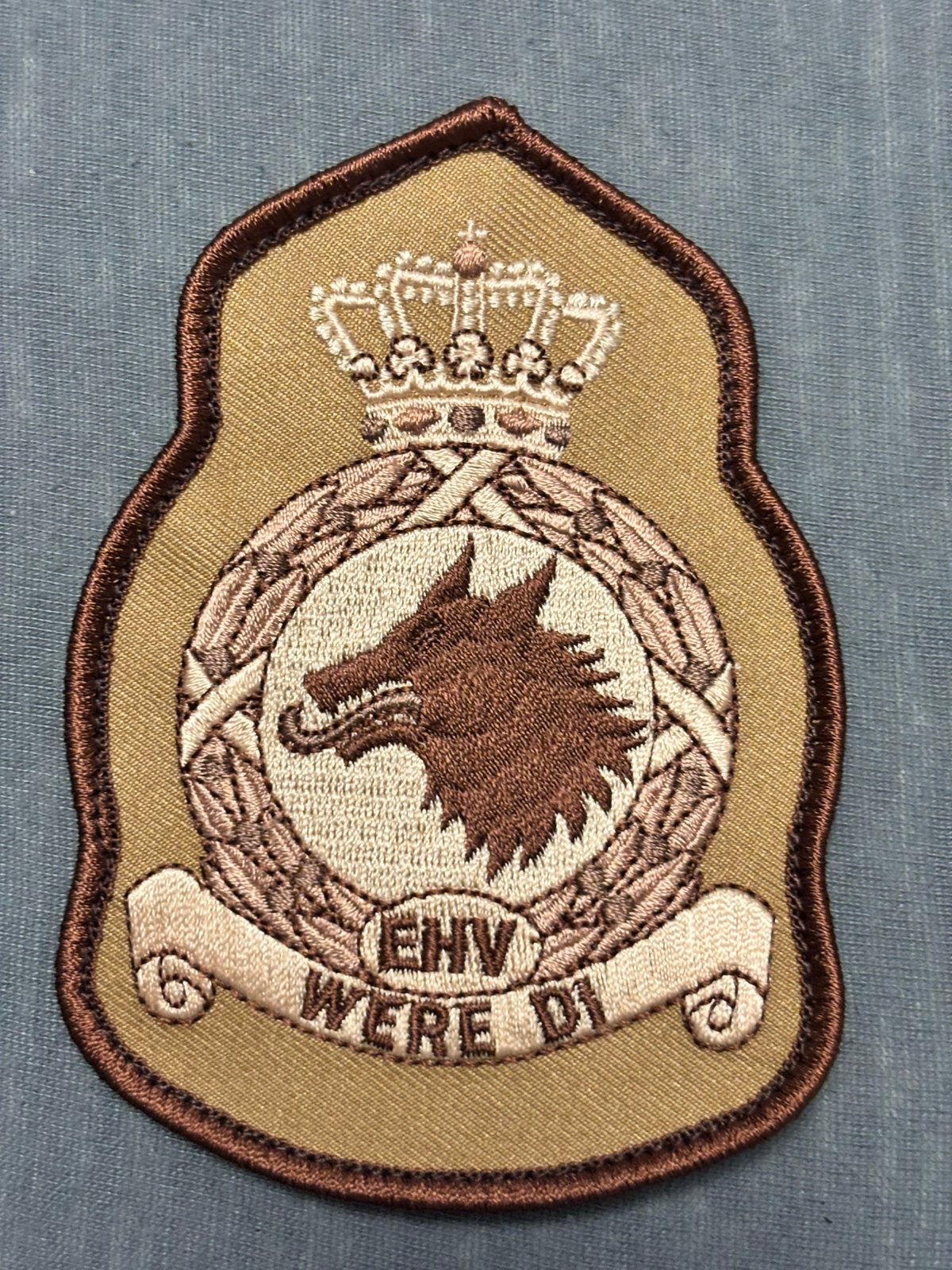Arm embleem desert vliegbasis Eindhoven AMC, Verzamelen, Verzenden, Luchtmacht, Nederland, Embleem of Badge