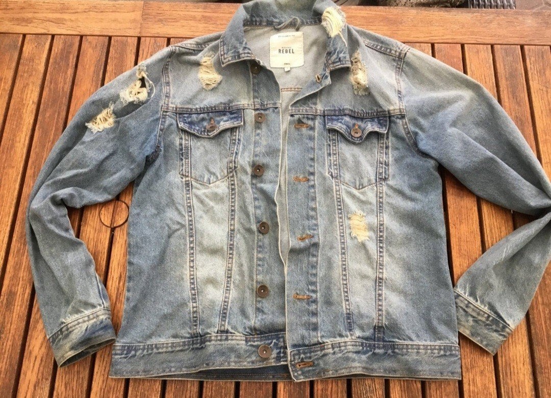 Stoer spijkerjack van REBEL, maat M, lichtblauw met gaten, Kleding | Heren, Ophalen of Verzenden, REBEL, Gedragen, Maat 48/50 (M)
