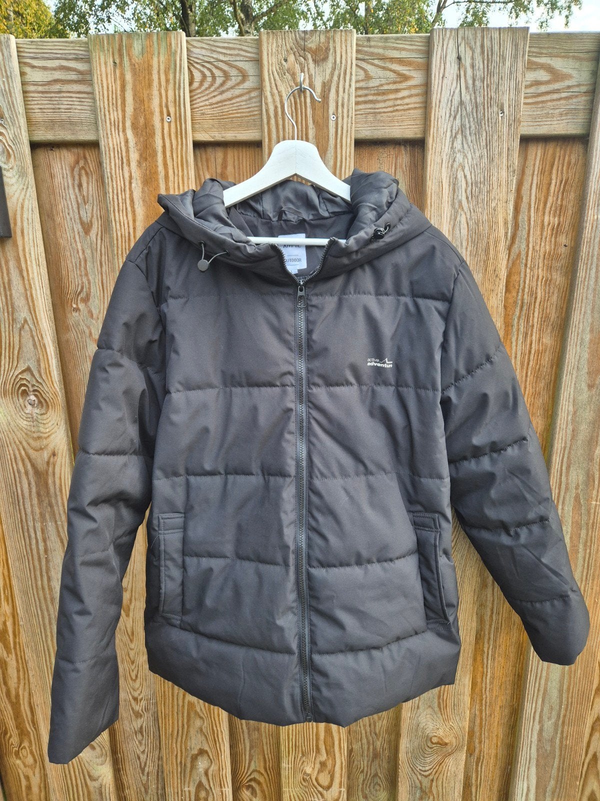 Zwarte gewatteerde jas met capuchon - Maat L, Kleding | Heren, Maat 52/54 (L), Zwart, Ophalen of Verzenden, Zo goed als nieuw