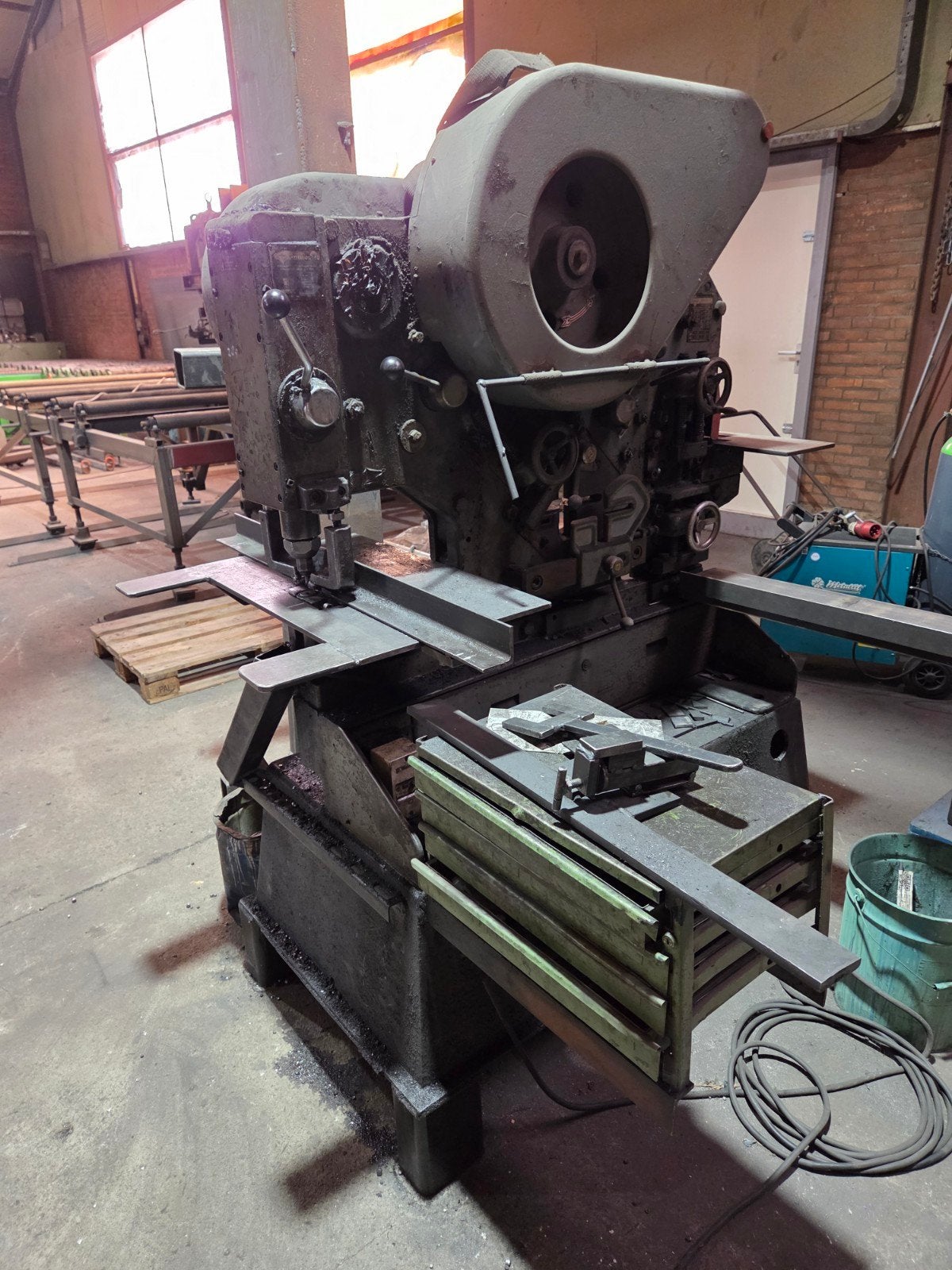 wegens beëindiging bedrijf Pons- en knipmachine met uitgeb, Ophalen