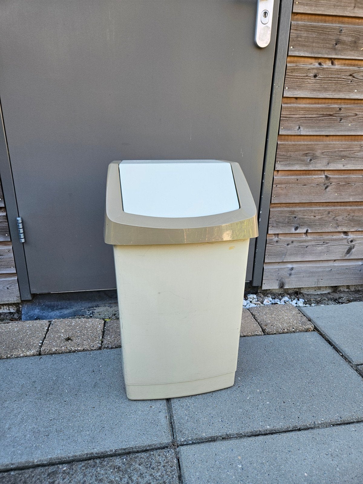 Grote Curver Prullenbak met Tuimeldeksel - 50 Liter, Ophalen, 50 – 75, Kunststof, Gebruikt