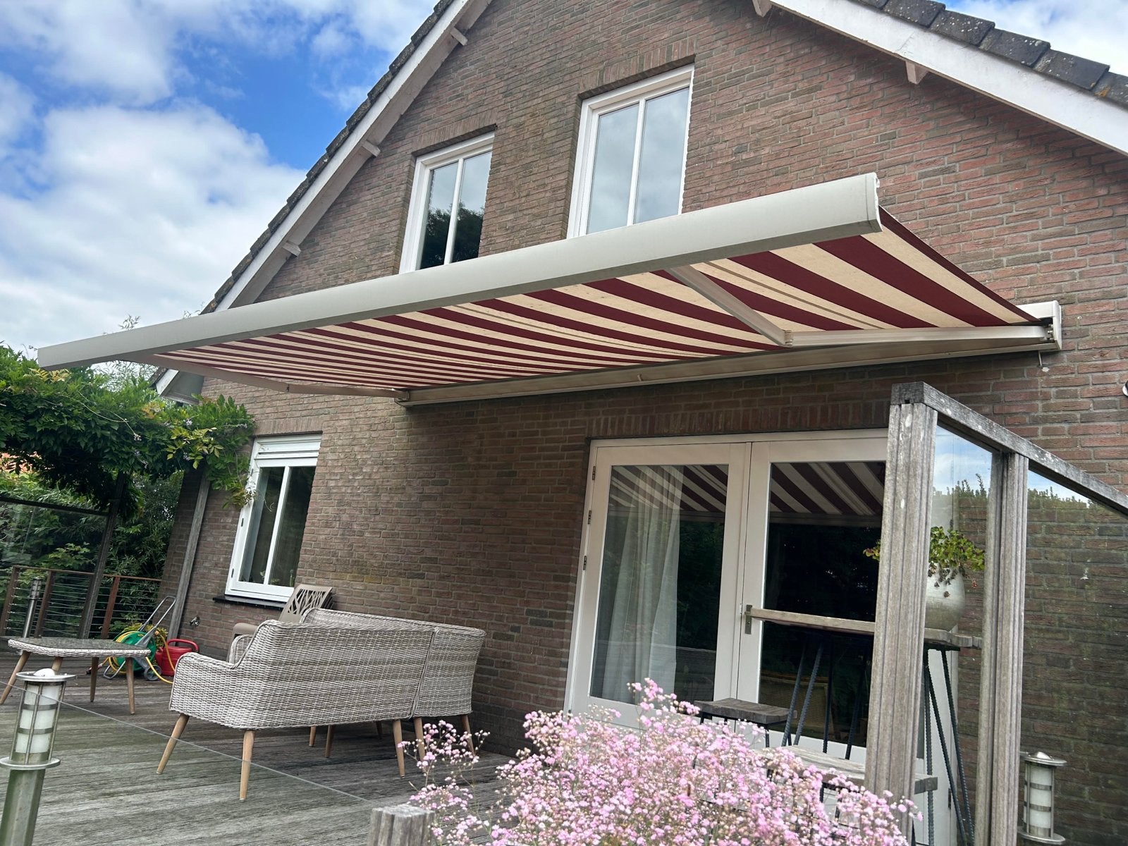 Elektrisch knikarmscherm met afstandsbediening, Tuin en Terras, Gebruikt, 450 cm of meer, Elektrisch, Ophalen of Verzenden