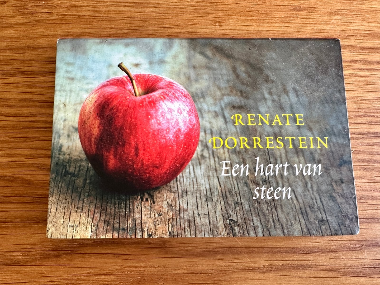 Renate Dorrestein - Een hart van steen (dwarsligger), Boeken, Ophalen of Verzenden, Gelezen, Nederland