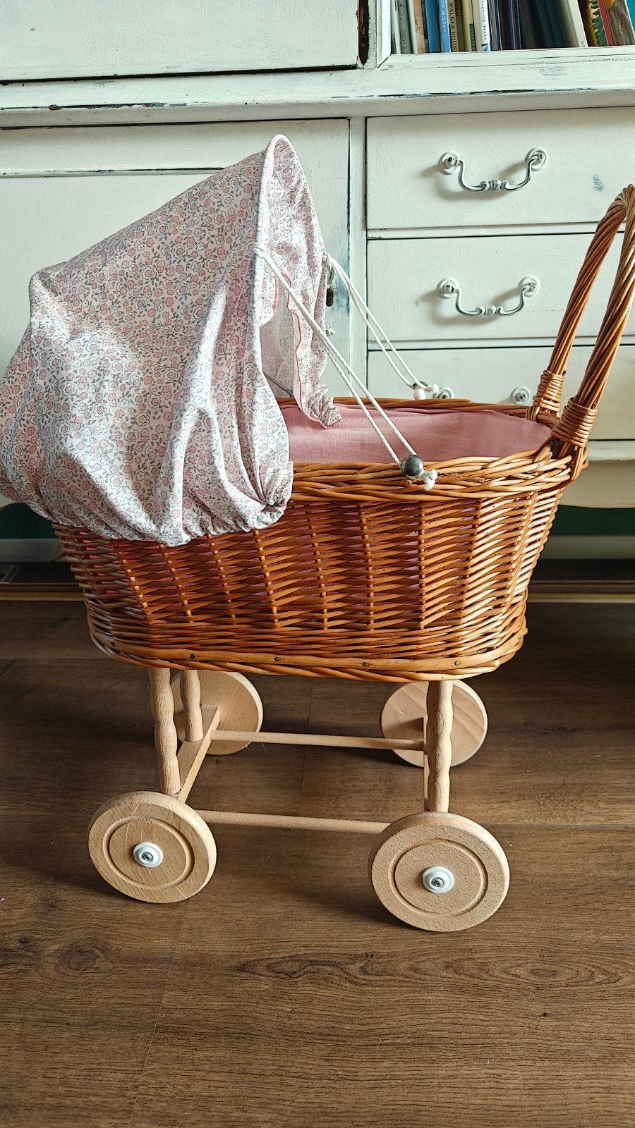 Zeer nette en schattige rieten poppenwagen, Ophalen, Zo goed als nieuw, Babypop