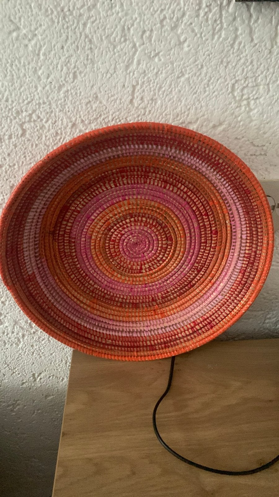 Decoratieve rieten schaal - Oranje/Roze, Gebruikt, Schaal, Rond, Ophalen of Verzenden