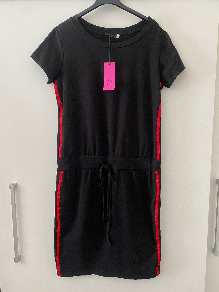 Savinni zwarte basic comfy jurk dress rood detail mt s / m, Kleding | Dames, Savinni, Ophalen of Verzenden, Zo goed als nieuw