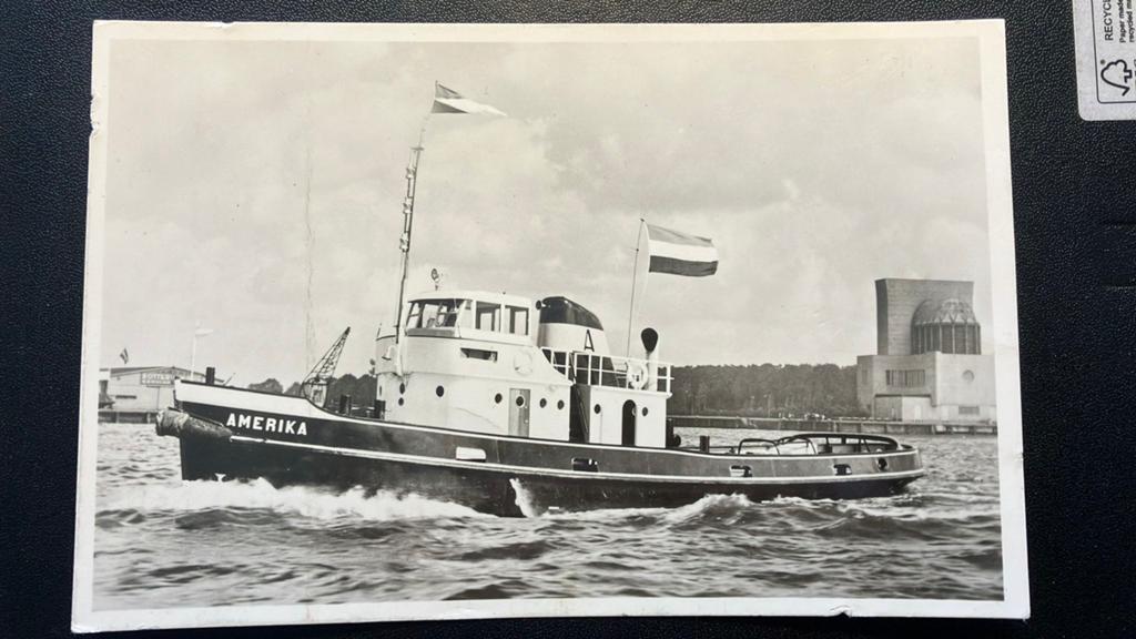 Sleepboot  AMERIKA  1952 Bodewes Millingen Rijn, Verzamelen, Scheepvaart, Zo goed als nieuw, Kaart, Foto of Prent, Ophalen of Verzenden