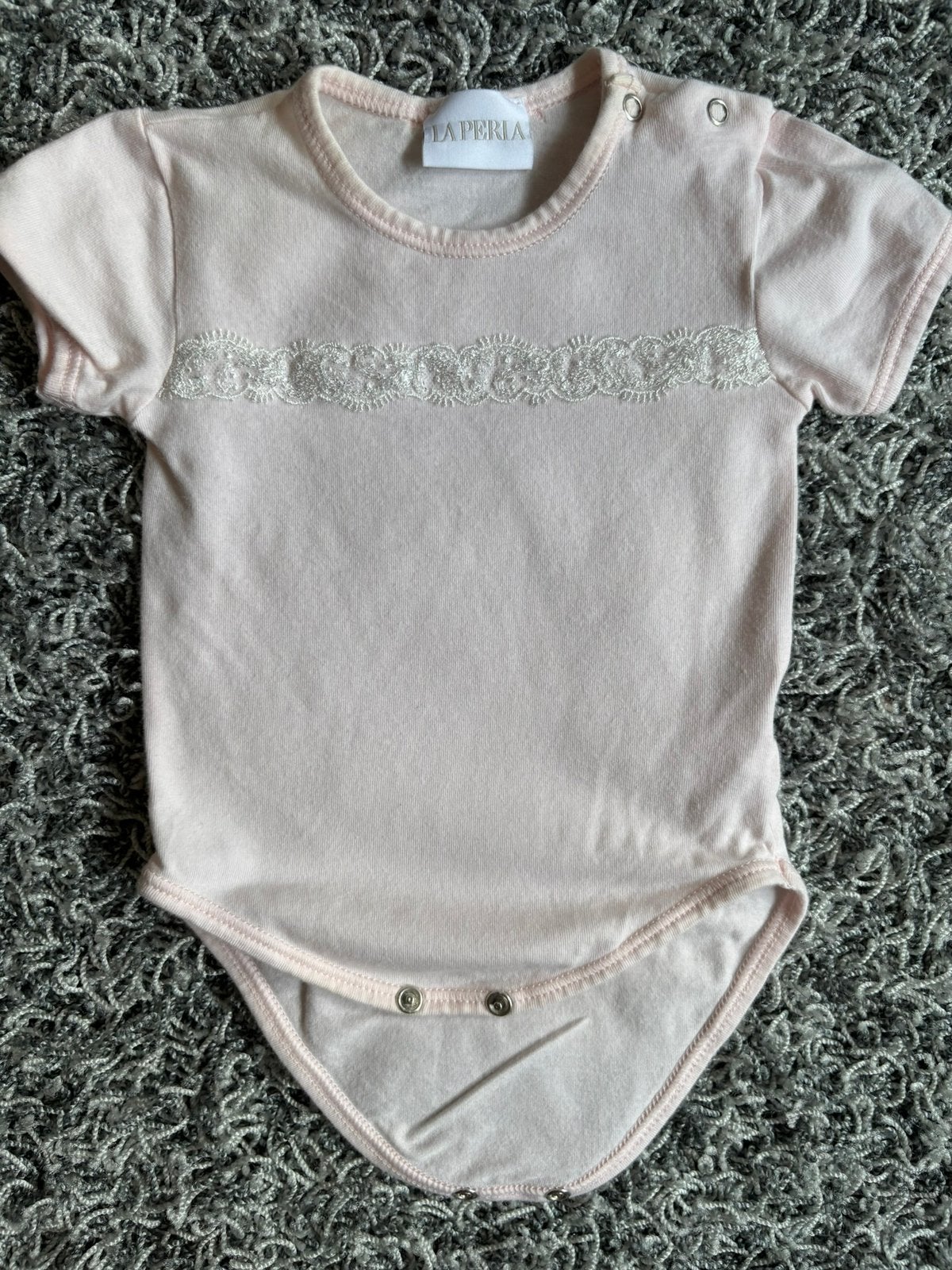 La perla body met kantje 1 maand, Kinderen en Baby's, Ophalen of Verzenden, Zo goed als nieuw, Meisje, Nacht- of Onderkleding