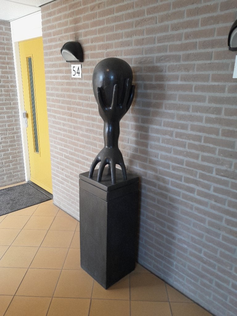 Groot beeld met sokkel massief steen, Antiek en Kunst, Kunst | Beelden en Houtsnijwerken, Ophalen, Zwart, Steen of Keramiek, Beeld
