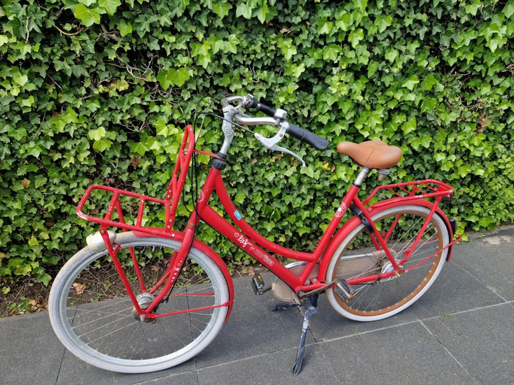 Rode cortinafiets. Ventiel achterwiel kapot., Ophalen, Gebruikt, 26 inch of meer