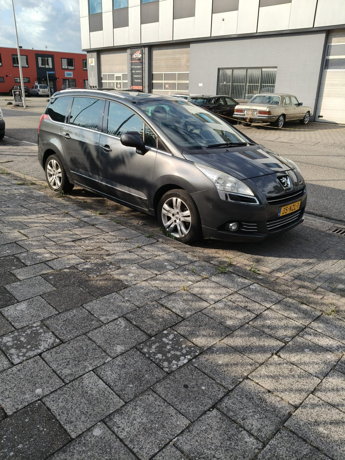 Peugeot 5008 1.6 THP 7PL 2011 Grijs, Ophalen