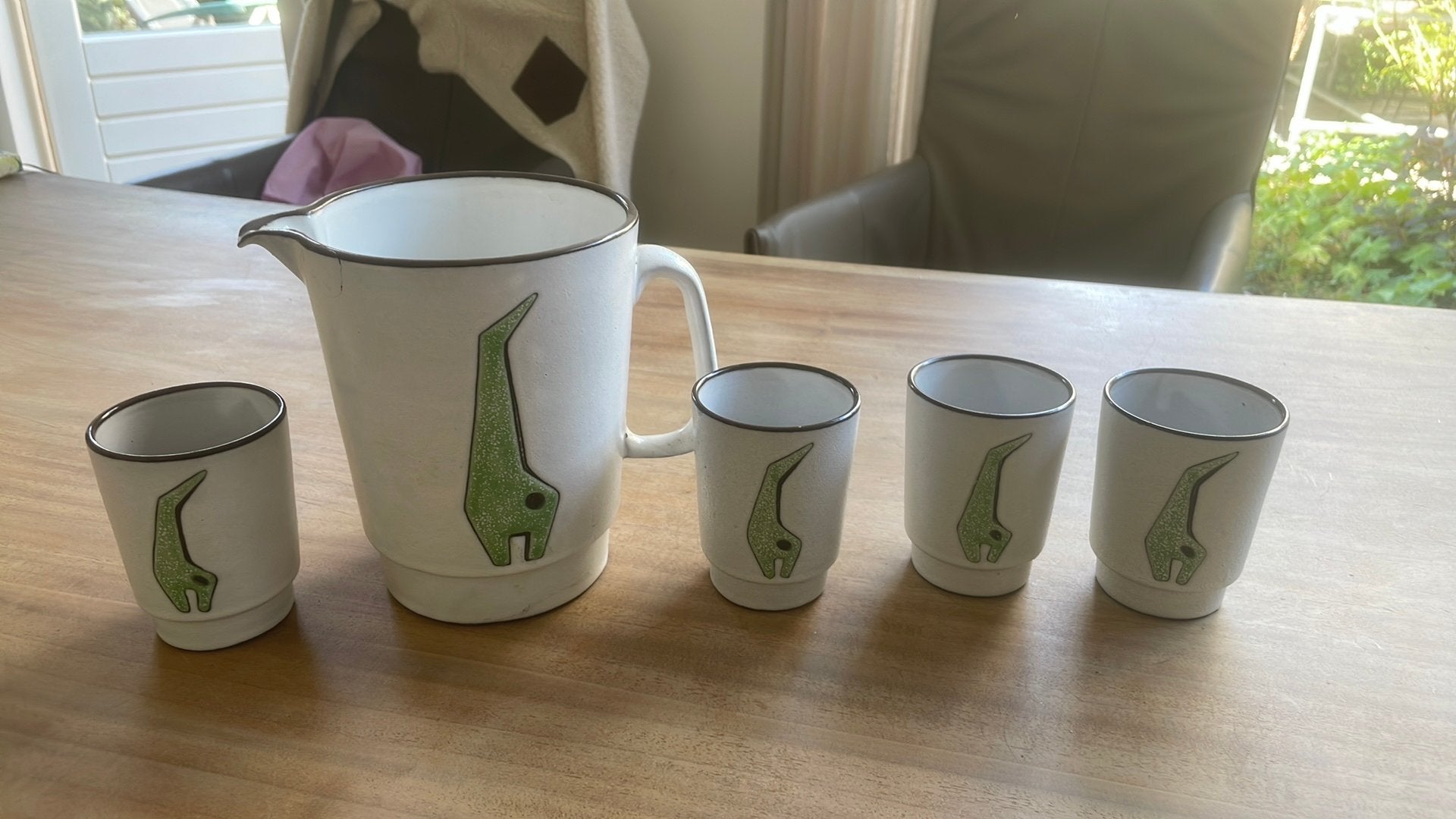Te koop: drinkbekes met kan uit de jaren 70 ( retro ), Ophalen, Rond, Zo goed als nieuw, Aardewerk