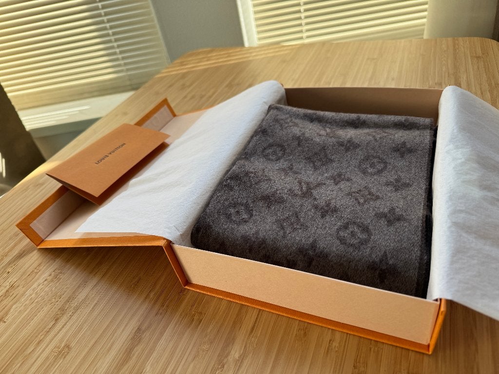 Louis Vuitton Sjaal Nieuw met Bon & Doos, Kleding | Dames, Mutsen, Sjaals en Handschoenen, Ophalen of Verzenden, Maat 36 (S), Sjaal