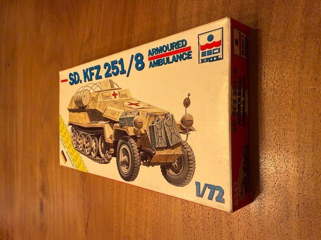 ESCI Sd.Kfz. 251/8 II Armoured Ambulance – 1:72, Overige merken, Gebruikt, Ophalen of Verzenden, Tank