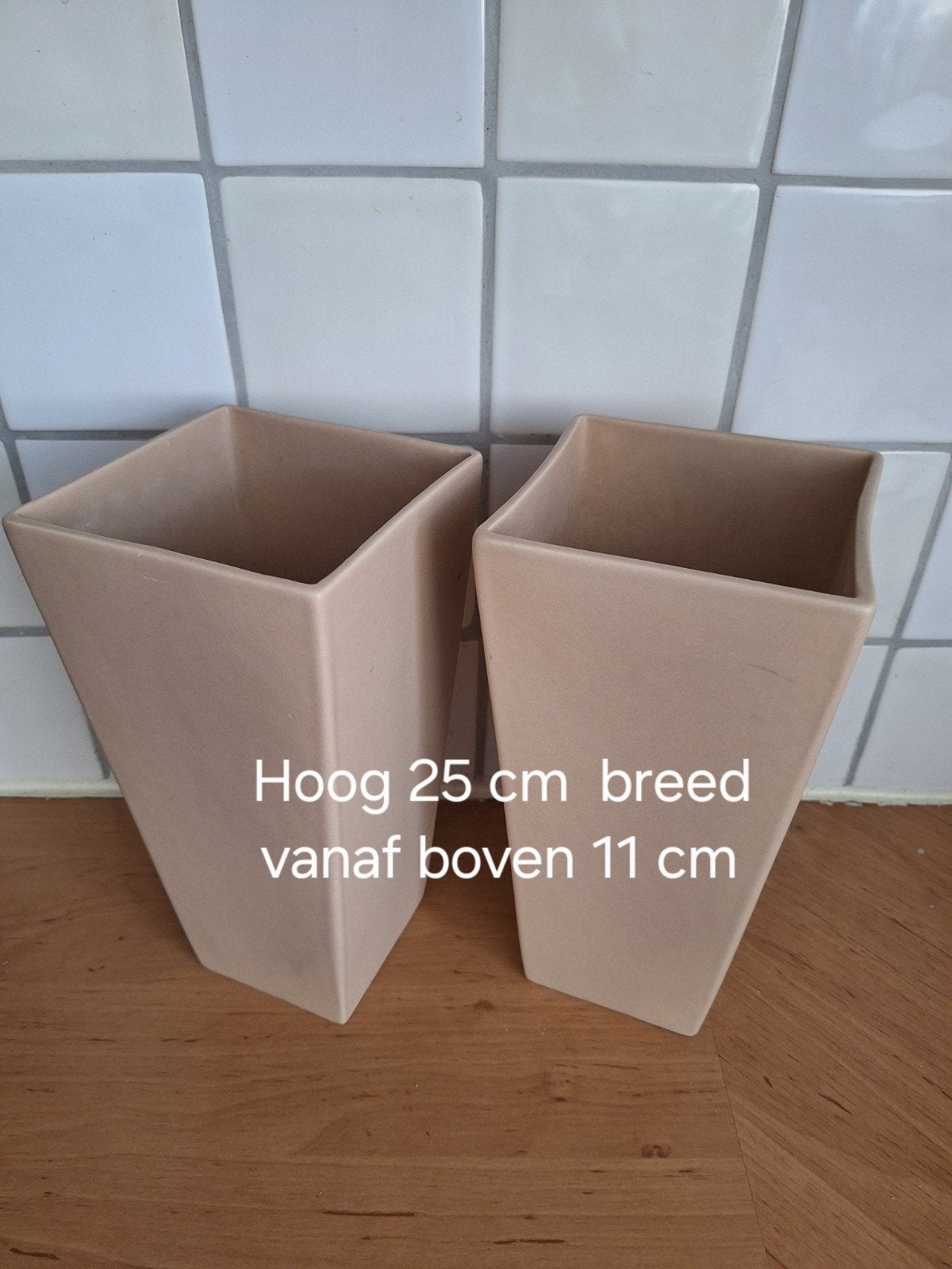 Twee bloempotten, 25 cm hoog, afhalen of verzenden, Tuin en Terras, Bloempotten, Ophalen of Verzenden