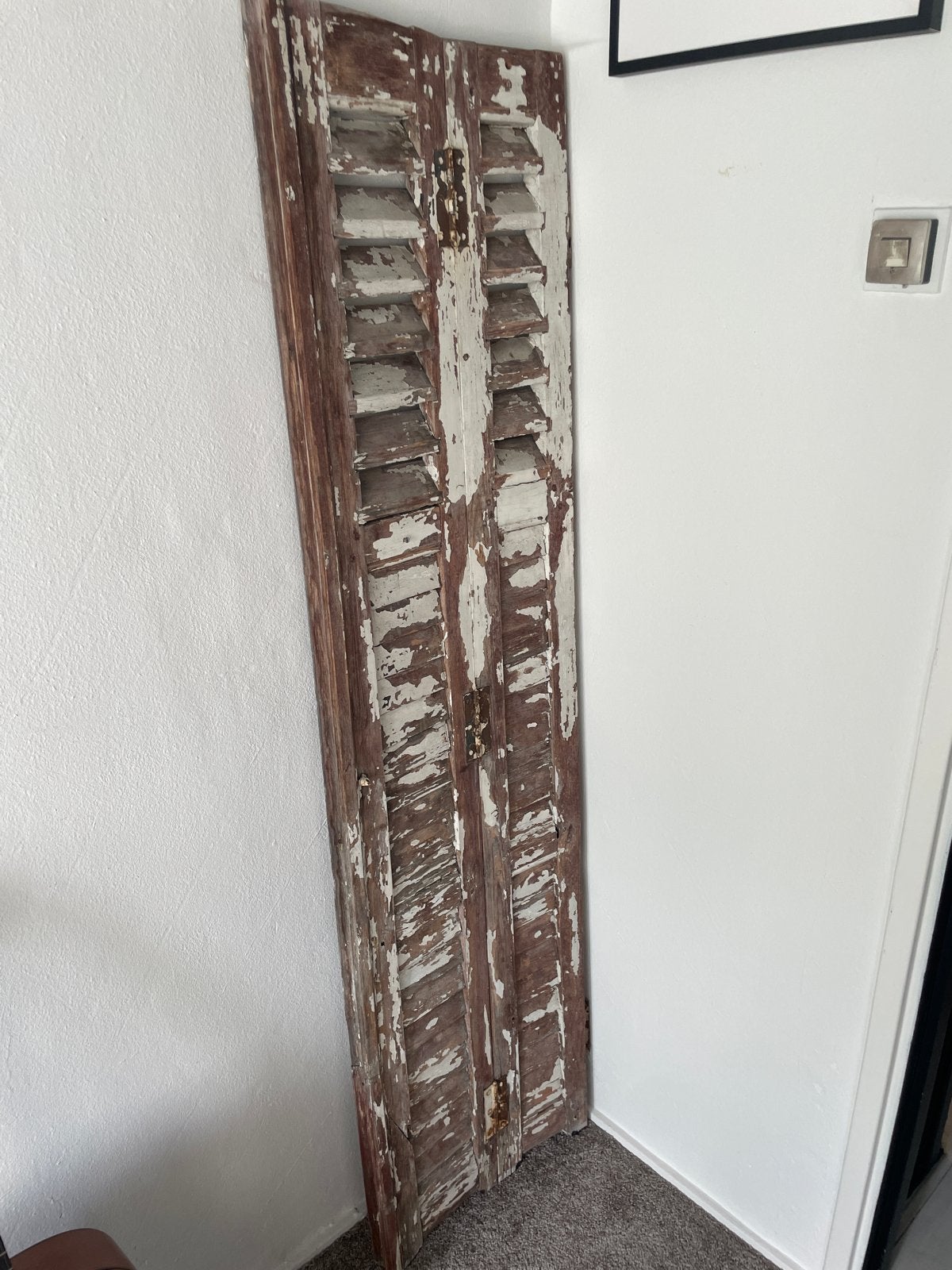 Antieke houten luiken met verweerde verf, Ophalen