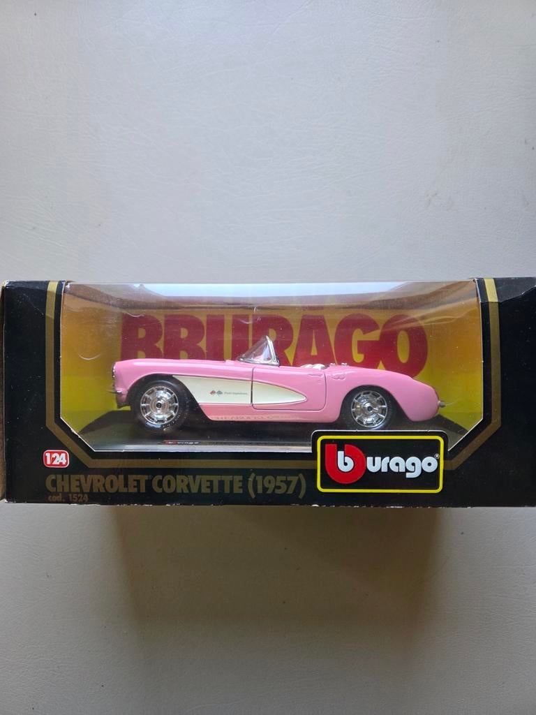Bburago Chevrolet Corvette (1957) Schaal 1:24 Roze, Hobby en Vrije tijd, Modelauto's | 1:24, Ophalen of Verzenden, Nieuw, Auto
