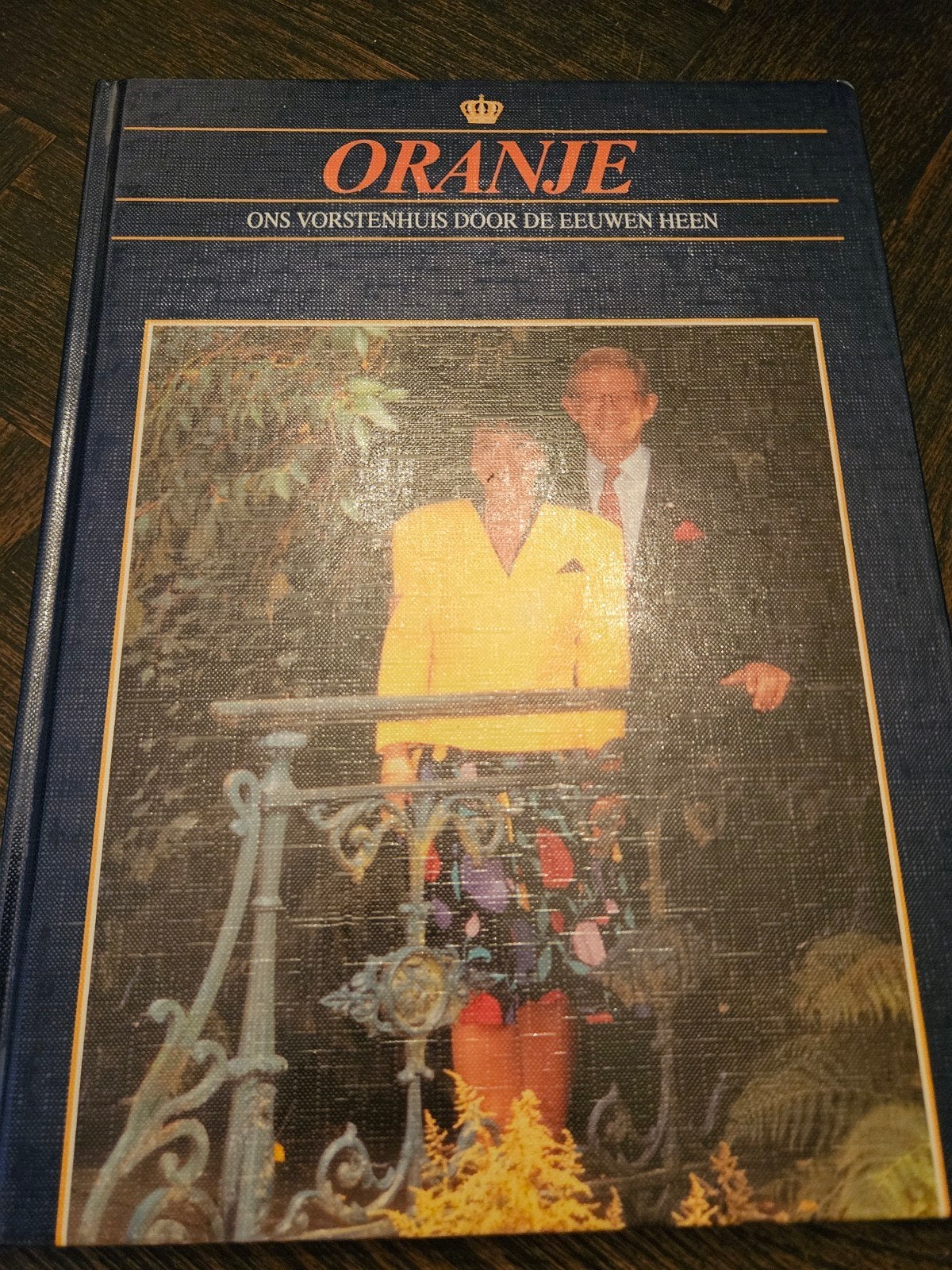 Boek Oranje: Ons Vorstenhuis door de Eeuwen Heen, Ophalen of Verzenden, Nieuw, Nederland, Tijdschrift of Boek