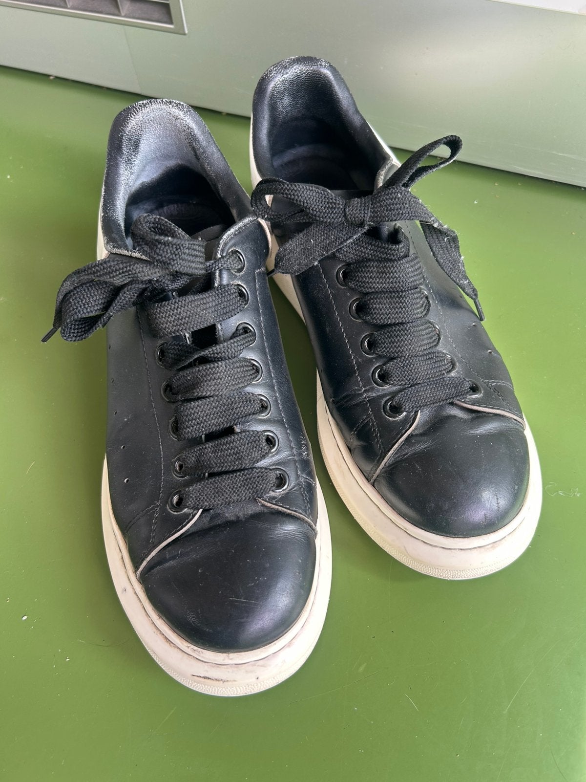 Alexander McQueen gympen mt 44, Zwart, Ophalen of Verzenden, Sneakers of Gympen, Gedragen