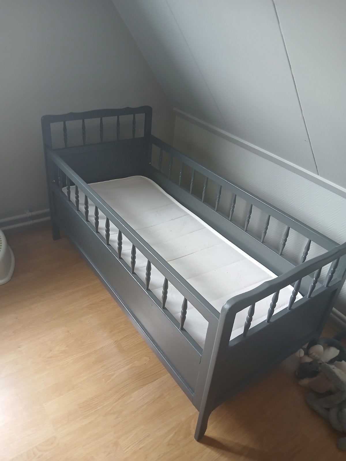 Donkergrijs houten peuterbed met matras, Ophalen, Gebruikt, Ledikant