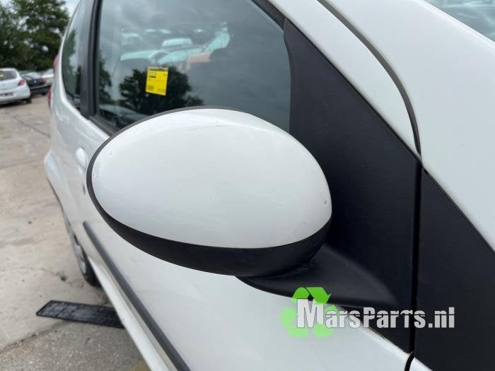 Buitenspiegel rechts van een Peugeot 107