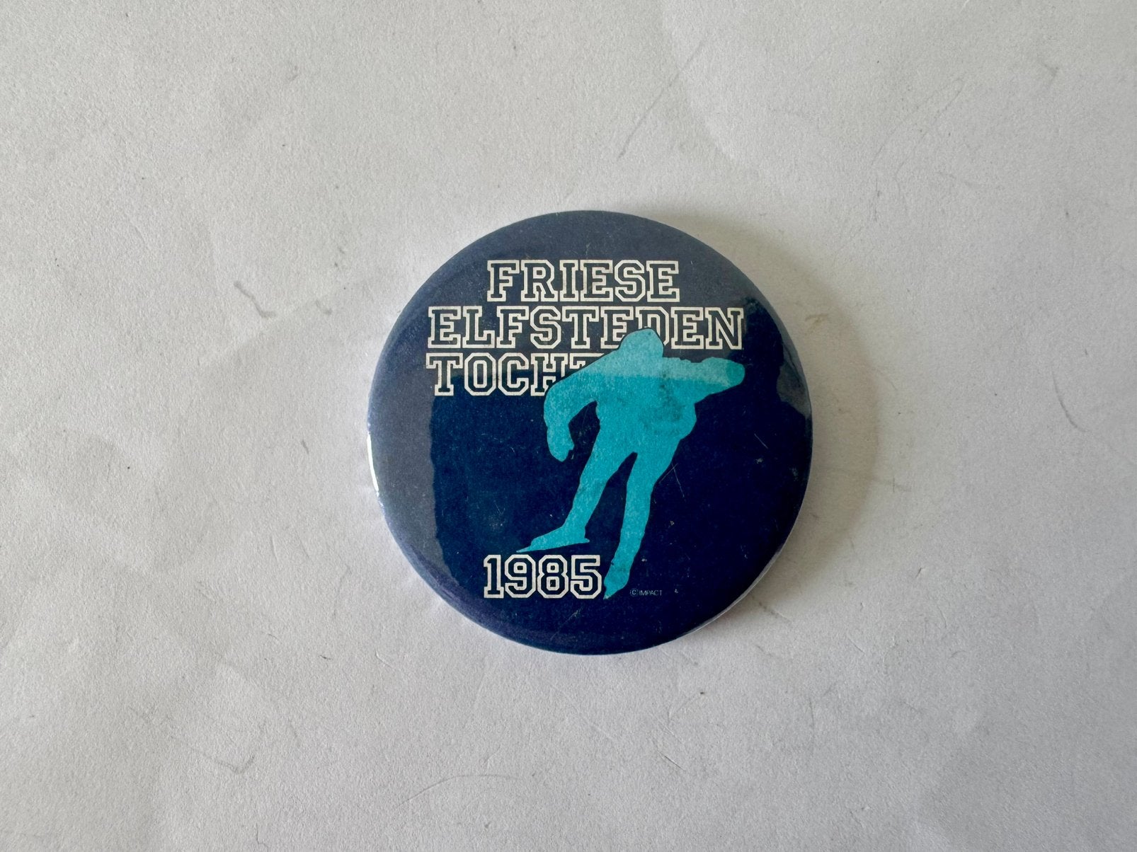 Blauwe Button Friese Elfstedentocht 1985, Ophalen of Verzenden