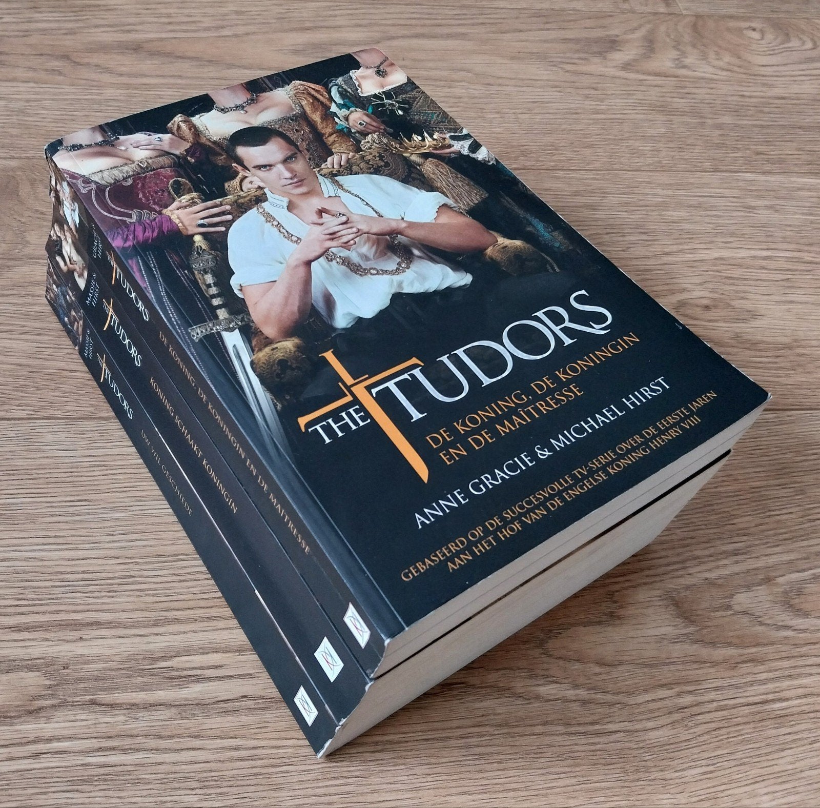 The Tudors, 3 delige boekenserie
Alleen per 3 te koop

Bekij, Boeken, Ophalen of Verzenden, Gelezen