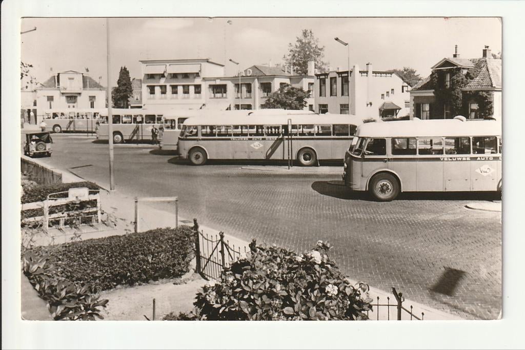 APELDOORN BUSSTATION SOPHIAPLEIN VAD CROSSLEY LEYLAND BUSSEN, Ophalen of Verzenden, 1940 tot 1960, Gelopen, Gelderland
